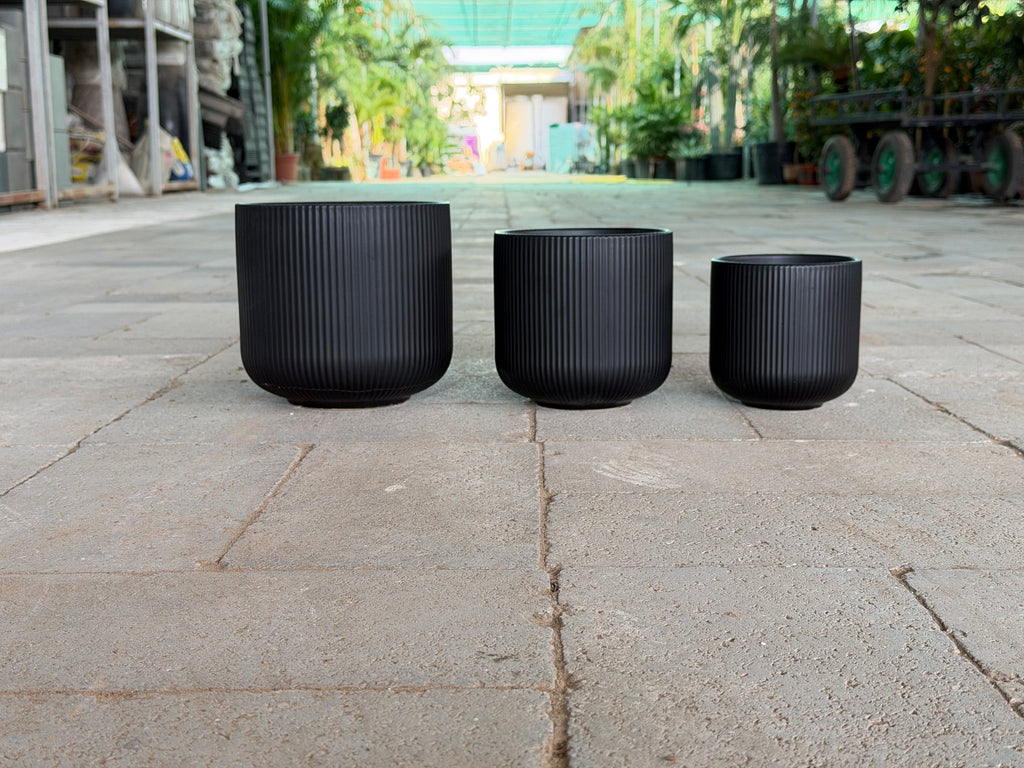 Omega – Matte Black Ceramic Planter